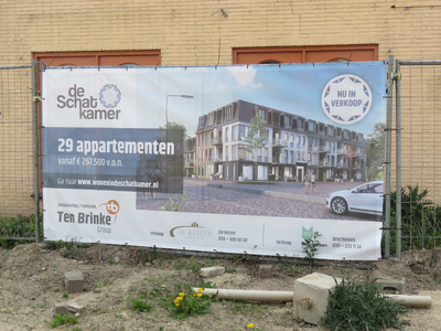 844095 Afbeelding van de banner met de aankondiging van de bouw van het appartementengebouw 'de Schatkamer' te De Meern ...